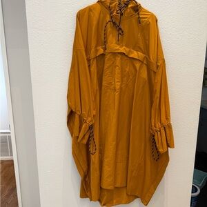 Lululemon Face Forward Cape *lululemon x Roksanda
Fools Gold / Garnet Size M/L